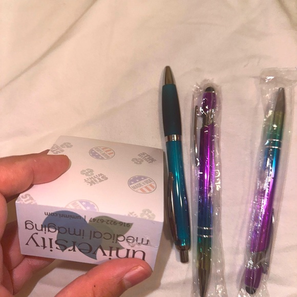 4 pack pens and sticky notes NWT never used - Picture 1 of 4